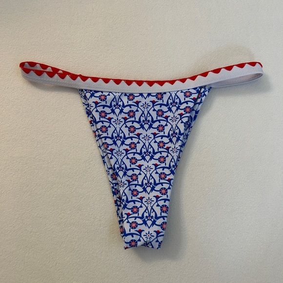 Bikini - Picture 3 of 3